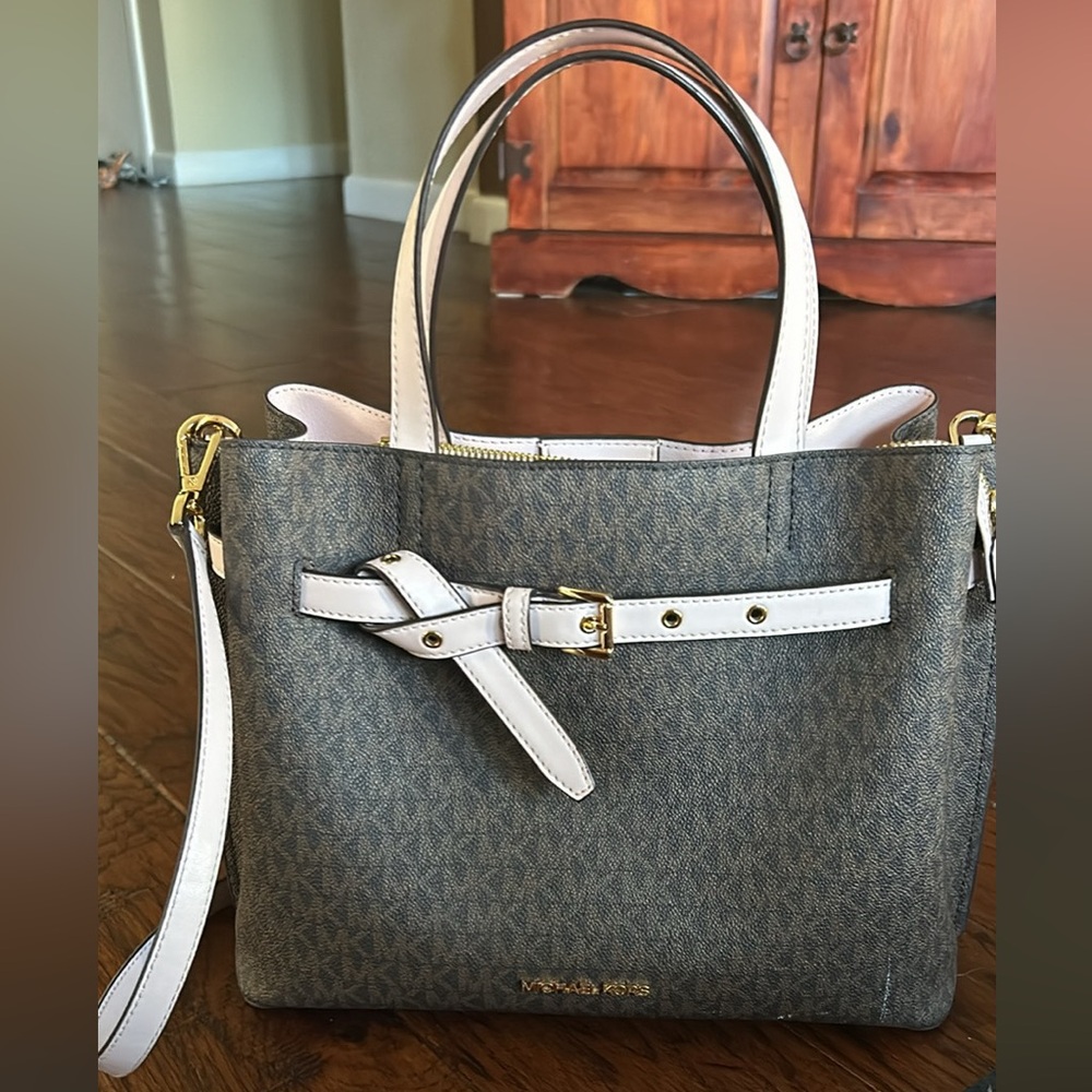 Micheal Kors cross body purse